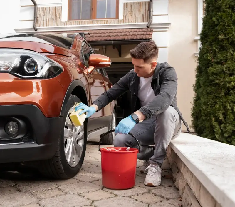 Lavage auto à domicile Sainte-Bazeille : professionnel intervenant sur un véhicule